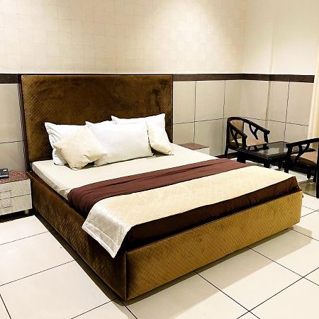 Primrose Hotel And Restaurant Сонипат Экстерьер фото