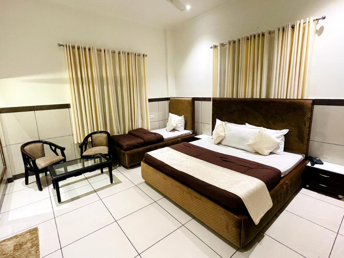 Primrose Hotel And Restaurant Сонипат Экстерьер фото