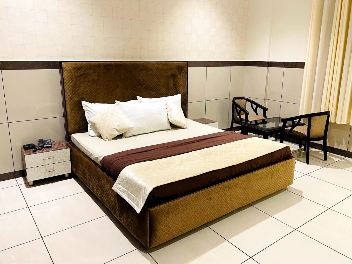 Primrose Hotel And Restaurant Сонипат Экстерьер фото