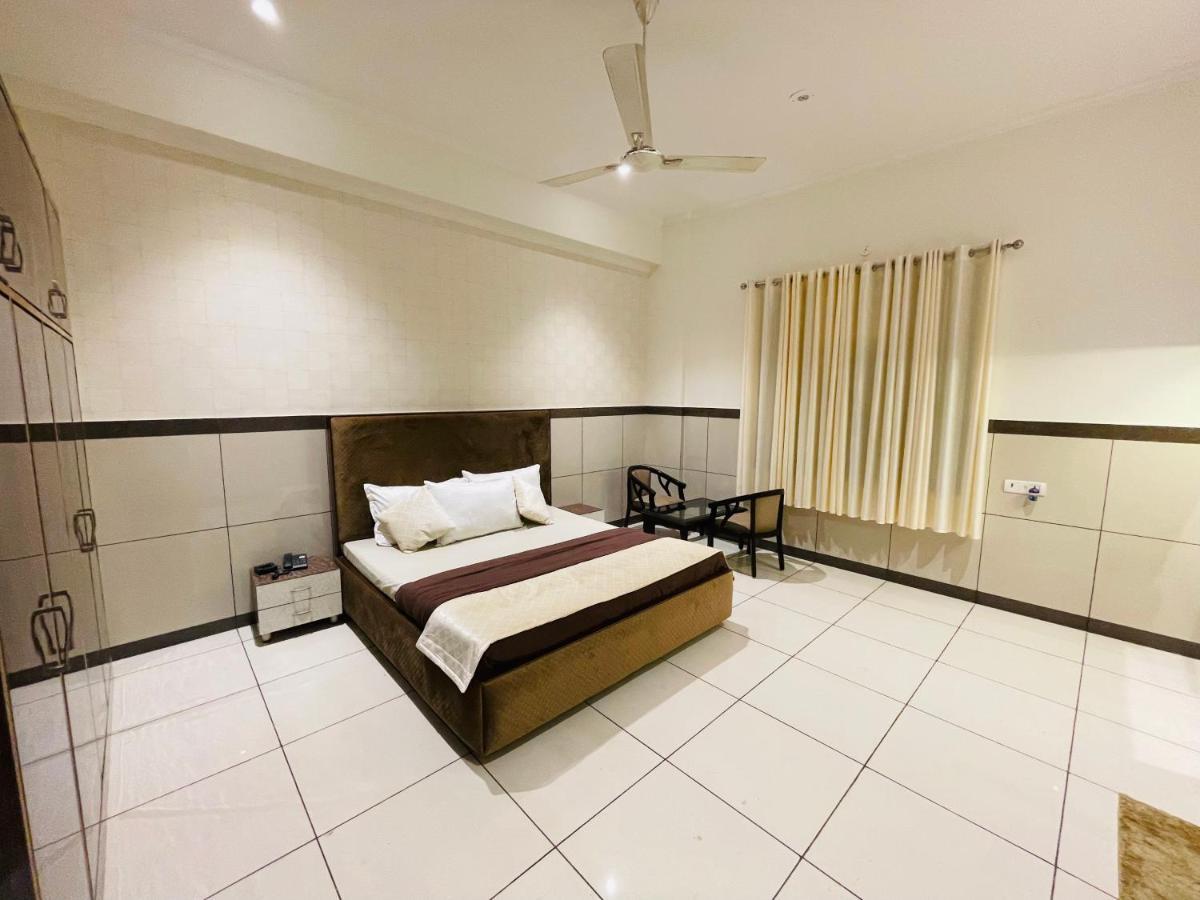Primrose Hotel And Restaurant Сонипат Экстерьер фото