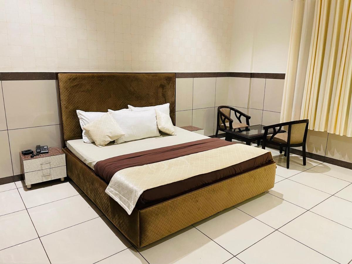 Primrose Hotel And Restaurant Сонипат Экстерьер фото